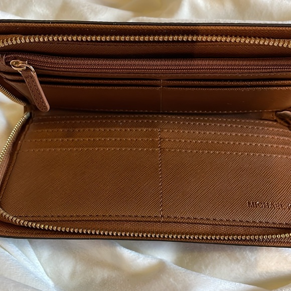 Authentic Michael Kors Zippy Wallet - Picture 2 of 14
